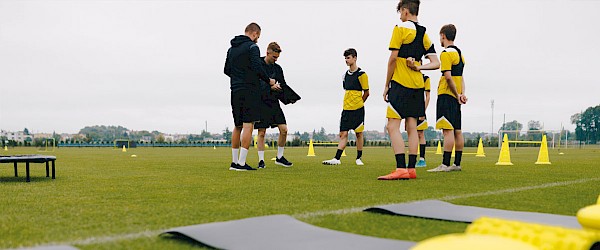 Wprowadzenie bezpiecznych urządzeń do treningów w szkołach i na uniwersytetach ze SportsArt